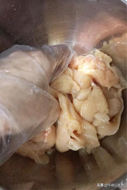 给猫的鸡胸肉怎么做:给猫的鸡胸肉怎么保存 喂猫鸡胸脯肉，纯水煮不加调料可以吗？