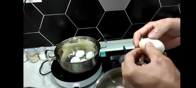 虎皮卤蛋怎么做简单又美味，卤带壳的鸡蛋怎样既入味形状又比较完整？