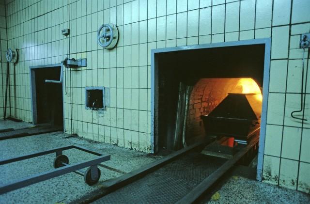 头条问答 - 殡仪馆火化尸体时,在外的人能看到烟囱一缕黑烟,为什么是