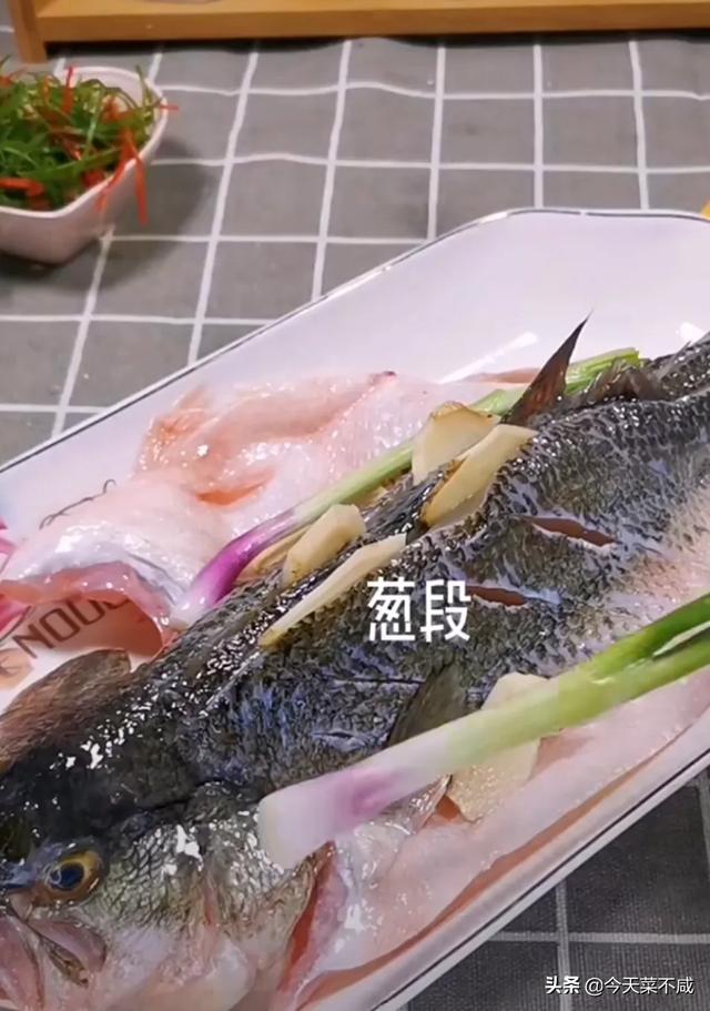 饭店的清蒸鲈鱼为啥那么好吃，什么鱼适合清蒸？比如清蒸鲈鱼怎么做才好吃？