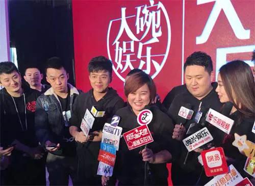 贾玲的儿子老公是谁:为什么电影《你好，李焕英》中贾玲对父亲的形象轻描淡写？