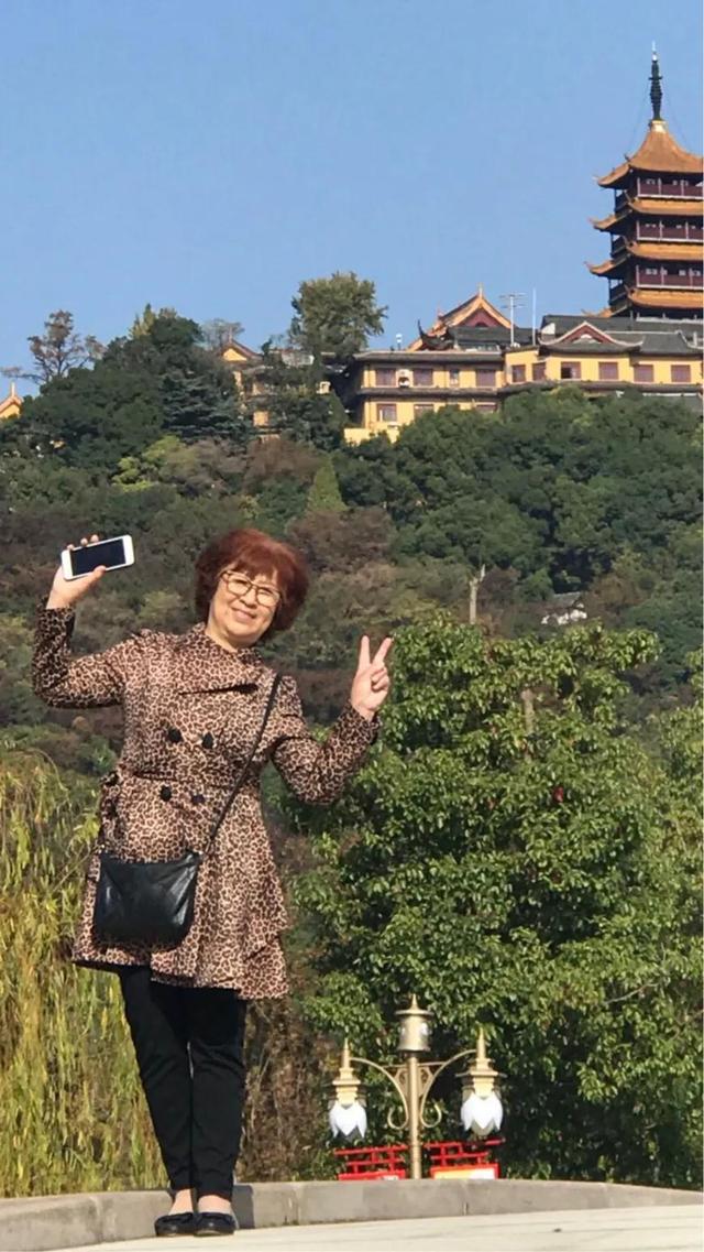 腊肠犬视频:男人到什么年龄就可以接受自己的花白头发不再染发了？ 腊肠犬视频集锦