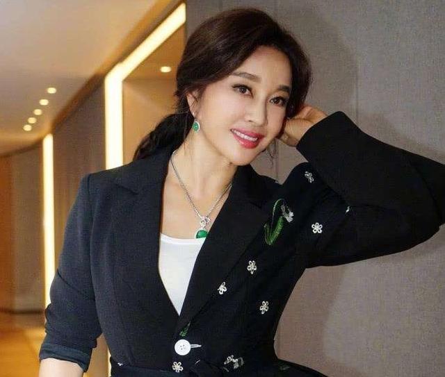 刘晓庆的老公是谁:翁美玲当年为什么自杀，刘晓庆为什么没有孩子？