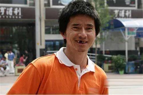 水嶋宏:当年靠一张照片走红的“犀利哥”，11年过去，如今他过得怎么样