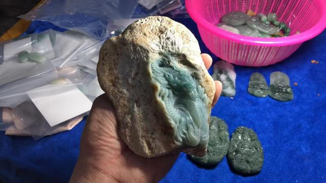 翡翠观音的价格是多少,A货翡翠店价65万观音应该多少可成交？