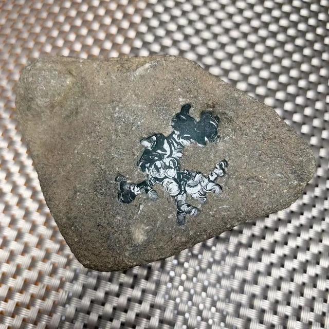 玉石原石的保养方法,开了窗及扒了皮的翡翠原料怎么保管？