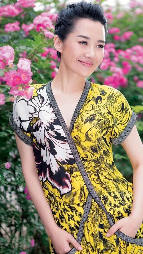 许晴张翰:48岁许晴撞上46岁俞飞鸿, 同样是一身黑色, 谁更好看？