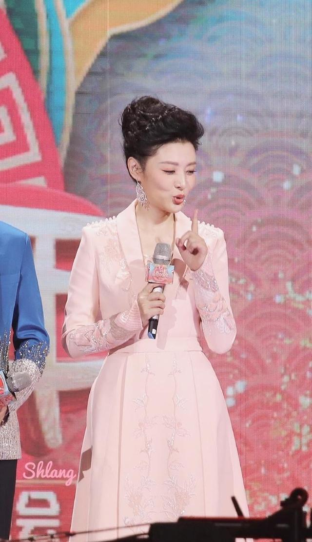 周涛的老公路云:曾经的春晚主持人周涛近况如何？听说她去演话剧了？