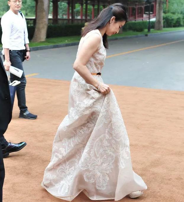孙菲菲裙子被踩掉事件:哪些明星红毯上出的“糗”，会让你忍俊不禁的笑出眼泪