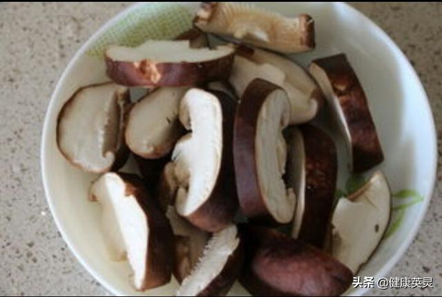 香菇怎么炒好吃又简单，香菇炒青莱怎样做青菜还是绿油油的
