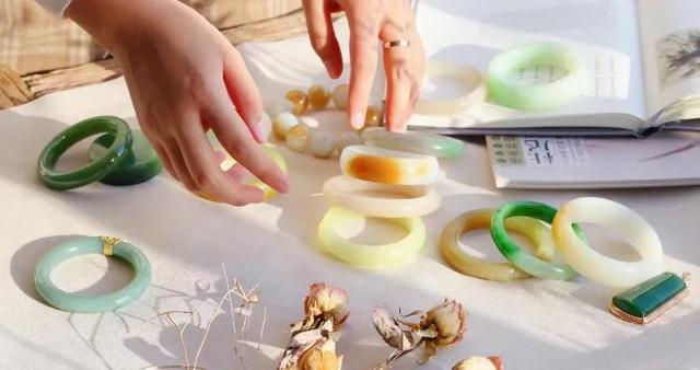 怎样识别玉镯的真假,真玉镯和假玉镯谁容易碎？该怎么分辨？