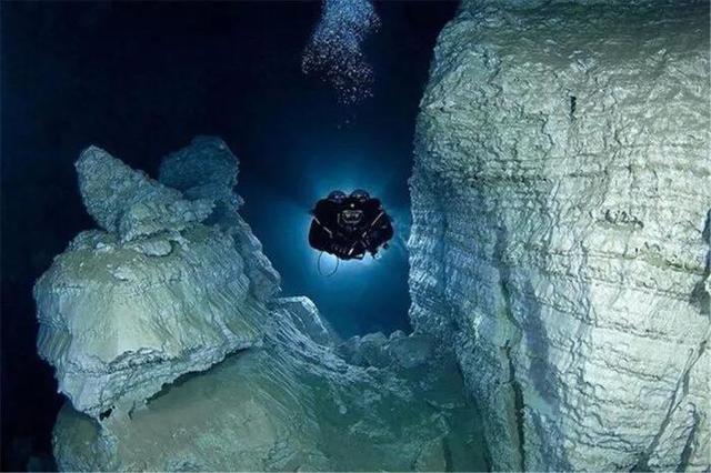 发现水下的隐藏怪物，抚仙湖海底发现金字塔，附近区域磁场异常，它隐藏什么秘密