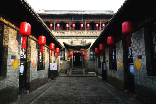 你觉得“乔家大院”和“王家大院”哪个更能代表中国传统民俗建筑？为什么？