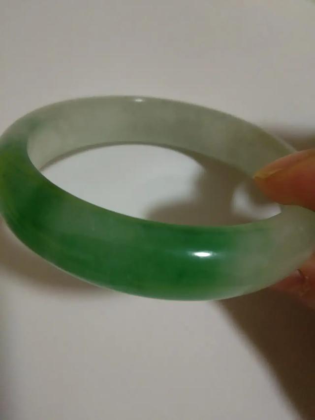 大理翡翠手镯是真的吗,没有证书的手镯一定是假的吗？这是真的吗？