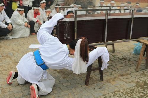 下葬时不好的预兆,为何棺材下葬途中不能落地？