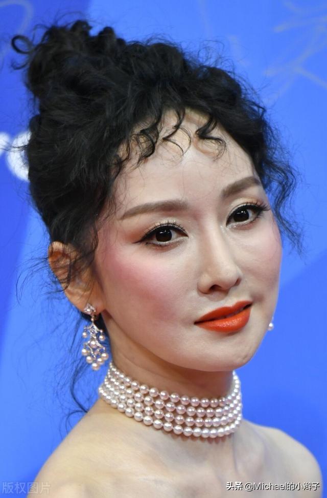 配合是王道 歌词:经常听到：请配合我们的工作。我们有义务配合别人的工作吗？