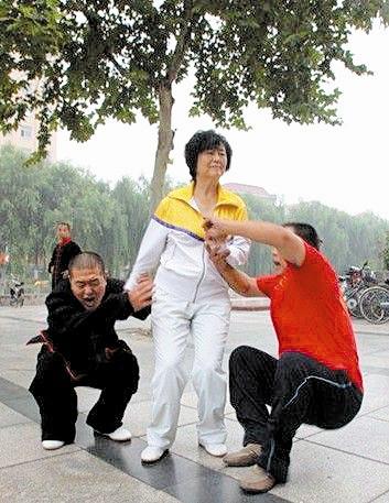 太极大师闫芳被揍:电鳗神功闫芳大师那样的正宗太极大师打败搏击高手很难吗
