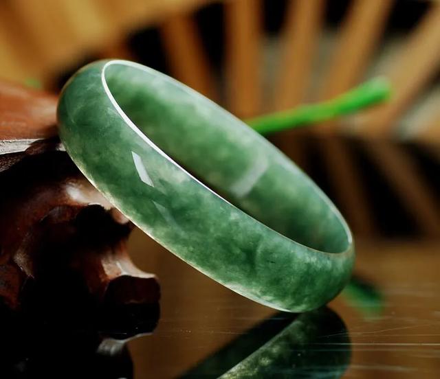 翡翠和玉哪个更值钱,和田碧玉和翡翠哪个值钱？