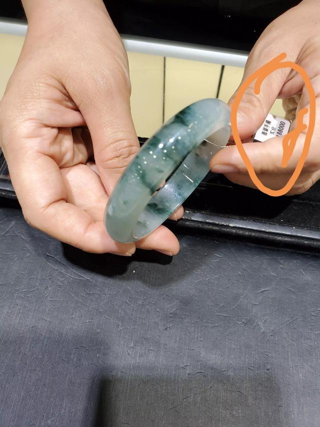 2万左右糯种绿飘花手镯,这个飘花手镯品质怎么样？2万购买值得吗？