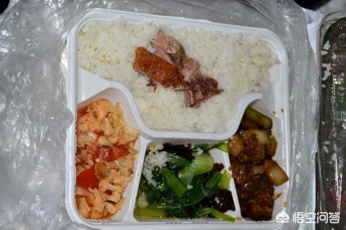 香港电影中,为什么老大喜欢吃廉价的盒饭？