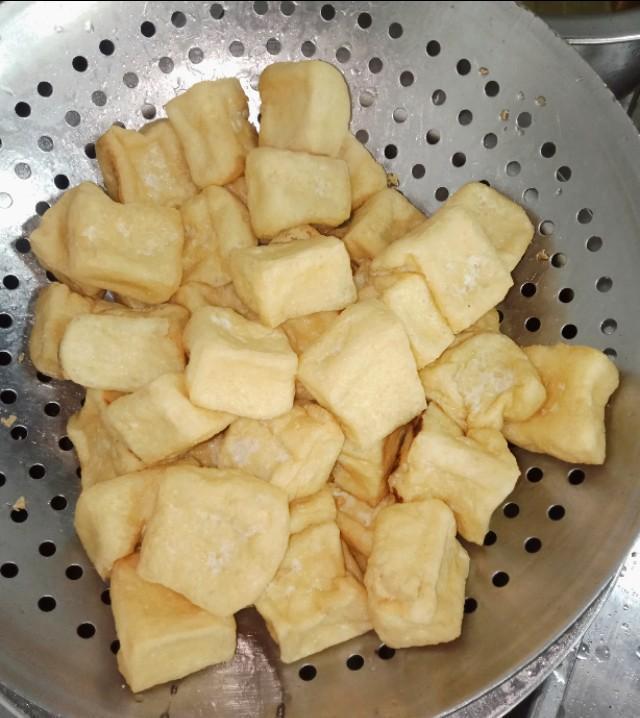 油炸豆腐泡怎么做蓬松不回缩，油炸豆腐泡怎样做，才炸才会空心