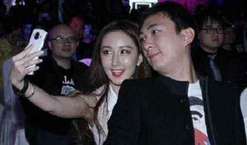 王思聪示爱网红:为什么王思聪换了十几个女友，却没人说他是渣男，炮轰他呢？