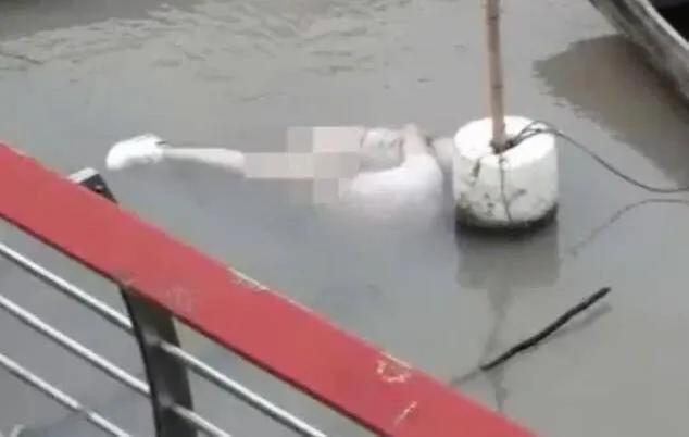 定西地震惊现狗坚强:南通某河发现一对男女尸体，两人紧紧相拥，是情侣殉情吗？