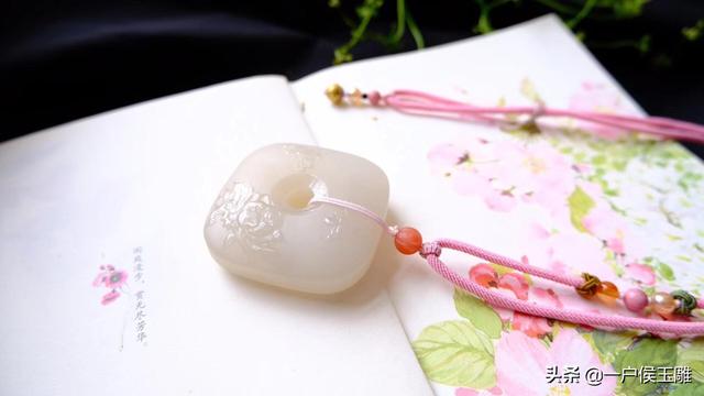 女人和田玉戴什么图案好,30岁的女人戴什么颜色的玉手镯好看？