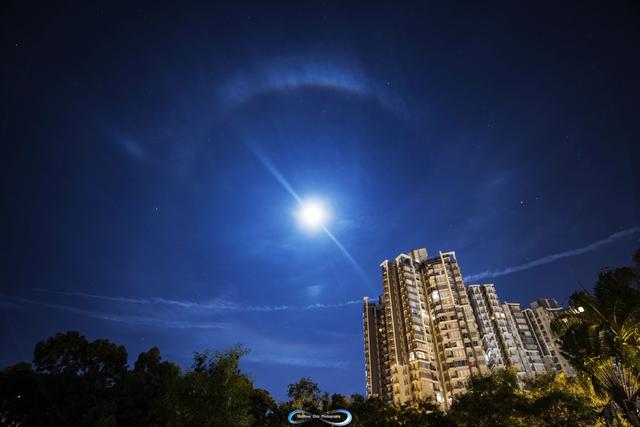 内蒙古的天空出现幻日现象，看起来像有三个太阳，你见过吗？