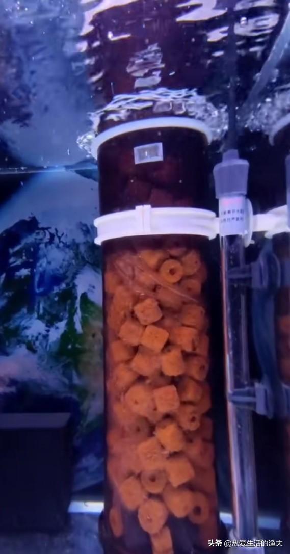 怎样自制金鱼缸过滤器:上滤带盖的水族箱，过滤效果不好，请问如何改进？