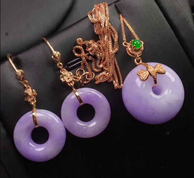 玉手镯和什么一起戴好看,翡翠珠链，翡翠耳坠和翡翠手镯能同时戴吗？