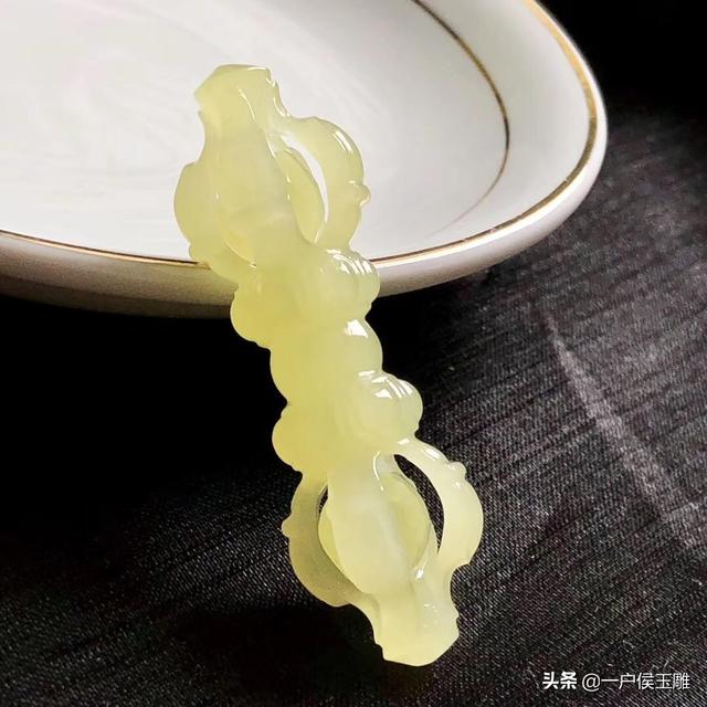 女人和田玉戴什么图案好,30岁的女人戴什么颜色的玉手镯好看？