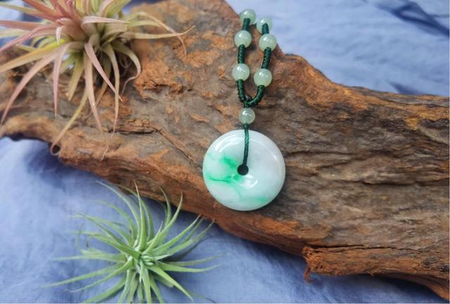 怎么知道自己的翡翠值多少钱,我这个是不是翡翠，值多少钱？