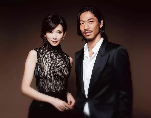 林志玲夫妇婚礼拥吻:林志玲夫妇今年的中秋晚会节目被删除，你对此有何看法？