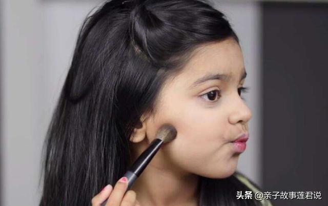 5岁女童直播教化妆？，女孩15岁，不想上学，想去学化妆？要不要支持呢？