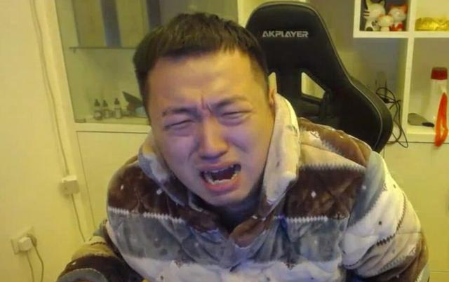 虎牙药水哥膨胀了,点名一龙“是男人就来打一架”,水友评论亮了,你有何看法？