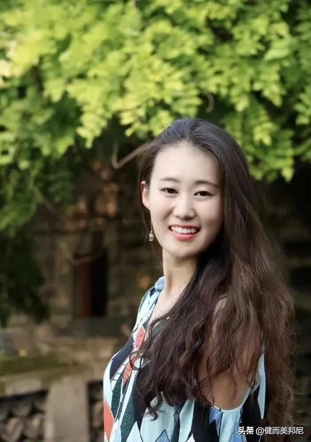 美女书画书法家杨奕然，靠的是颜值还是书法水准？