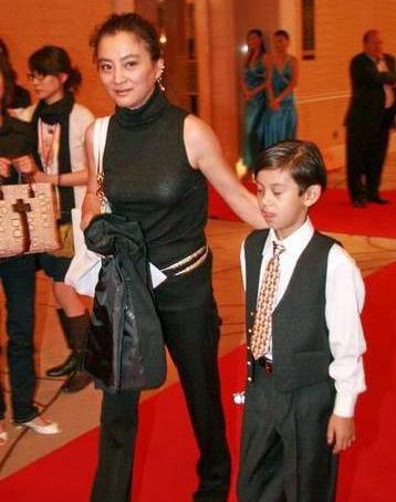 李玲玉简历:曾经的甜歌皇后和最美玉兔精李玲玉，现状如何