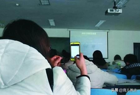 网络上课的灵异事件:你们上网课都有哪些尴尬的事情？