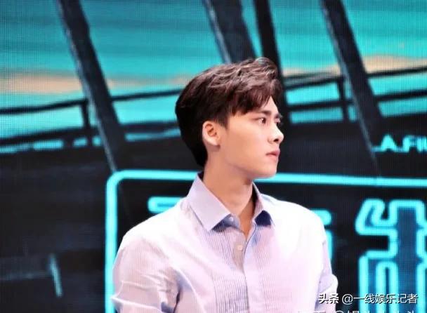 李易峰证件照:李易峰为什么现在的消息这么少是被雪藏了吗