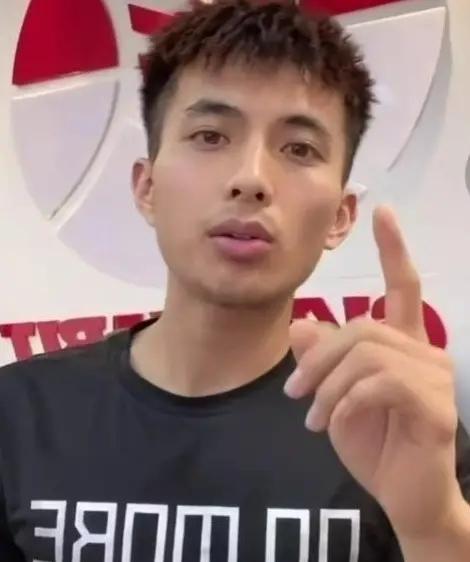 篮球网红军哥约战马布里：我和他五五开！到底是谁给他的勇气？