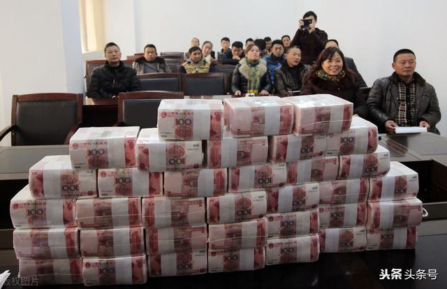 身价高达2000多亿的马化腾，能一次性从银行取出2000亿吗？