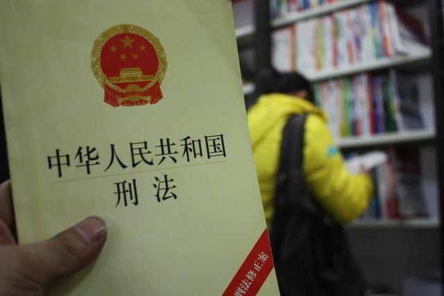 俄罪犯用勺子挖隧道越狱:为什么有的犯人赴刑场时是被执法人员全程架起来的