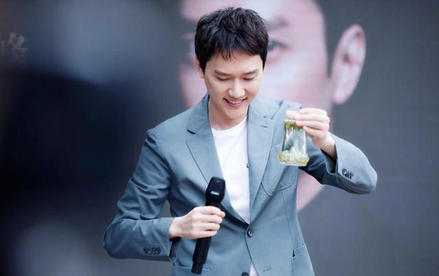 杨幂和冯绍峰上过床:冯绍峰不理离婚传闻，与之前传过绯闻的杨幂再度合作，你怎么看？