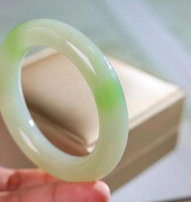 玉镯大小合适还是稍大一点好,手镯贴手好还是大一点好？