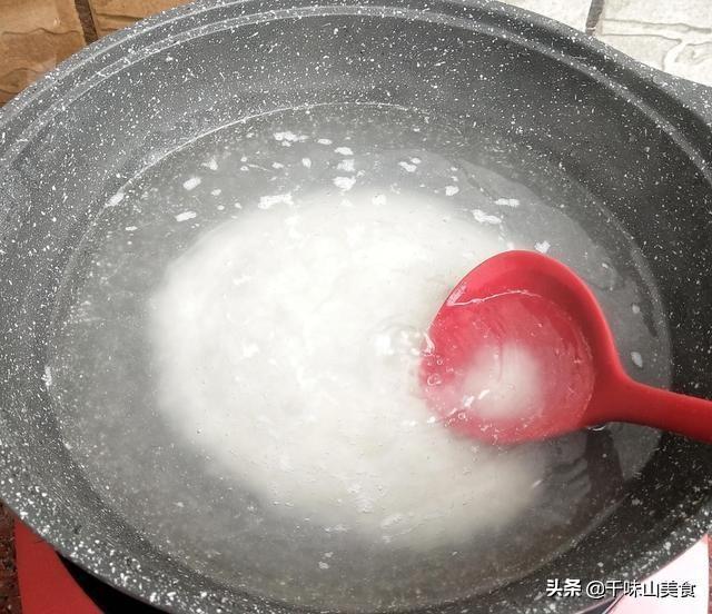 给猫的鸡胸肉怎么做:给猫的鸡胸肉怎么保存 喂猫鸡胸脯肉，纯水煮不加调料可以吗？