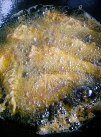 炸酥鱼为何总是炸不酥脆，怎样炸鱼排酥脆而不回软？