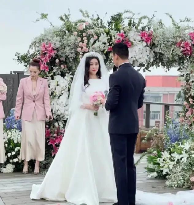 朱珠结婚老公是谁:36岁朱珠与小两岁的清华教授结婚，小腹处隆起，喜上加喜了吗？