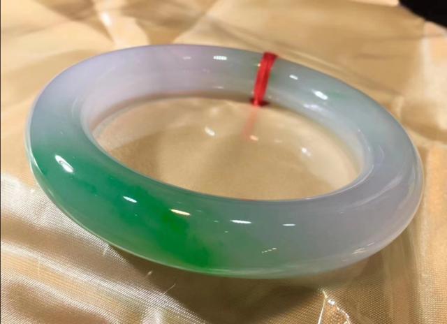 晒晒我带了5年的翡翠手镯,2009年买的手镯，大家看看怎么样？