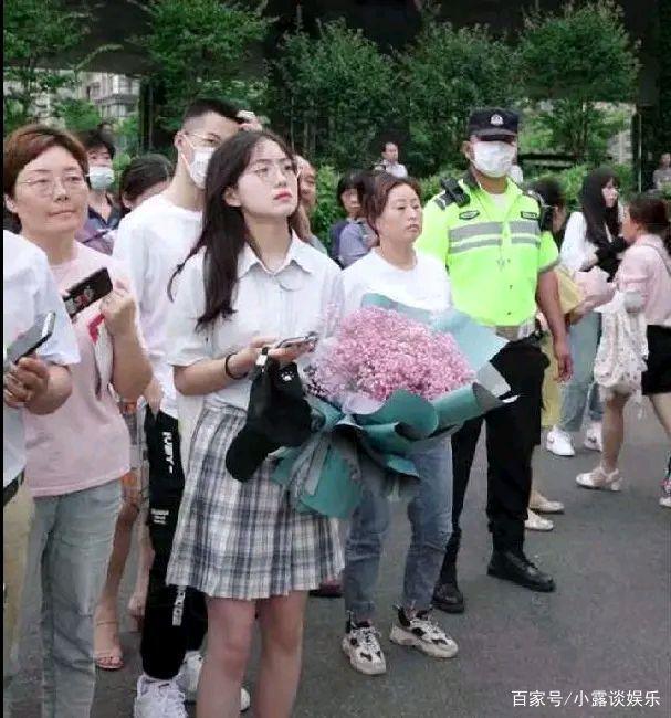 为什么大家都在刷高考最美送花女孩
